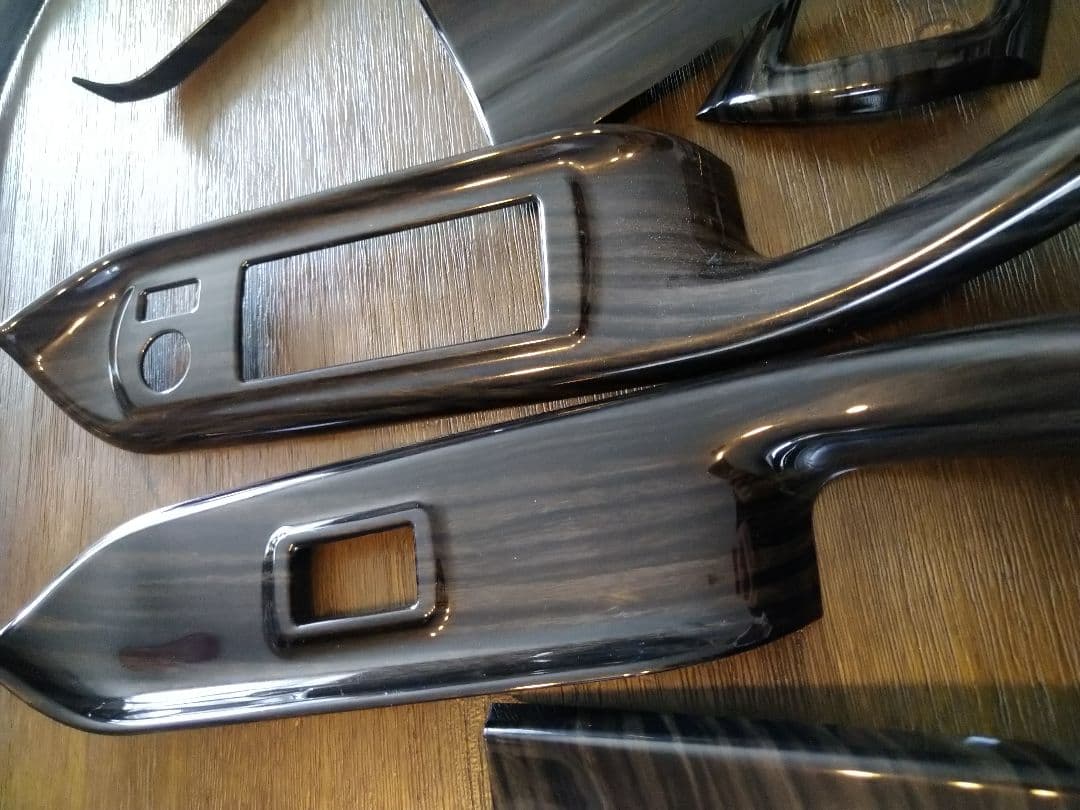 ヴォクシー８０　シルクブレイズ　インテリアパネル　黒木目