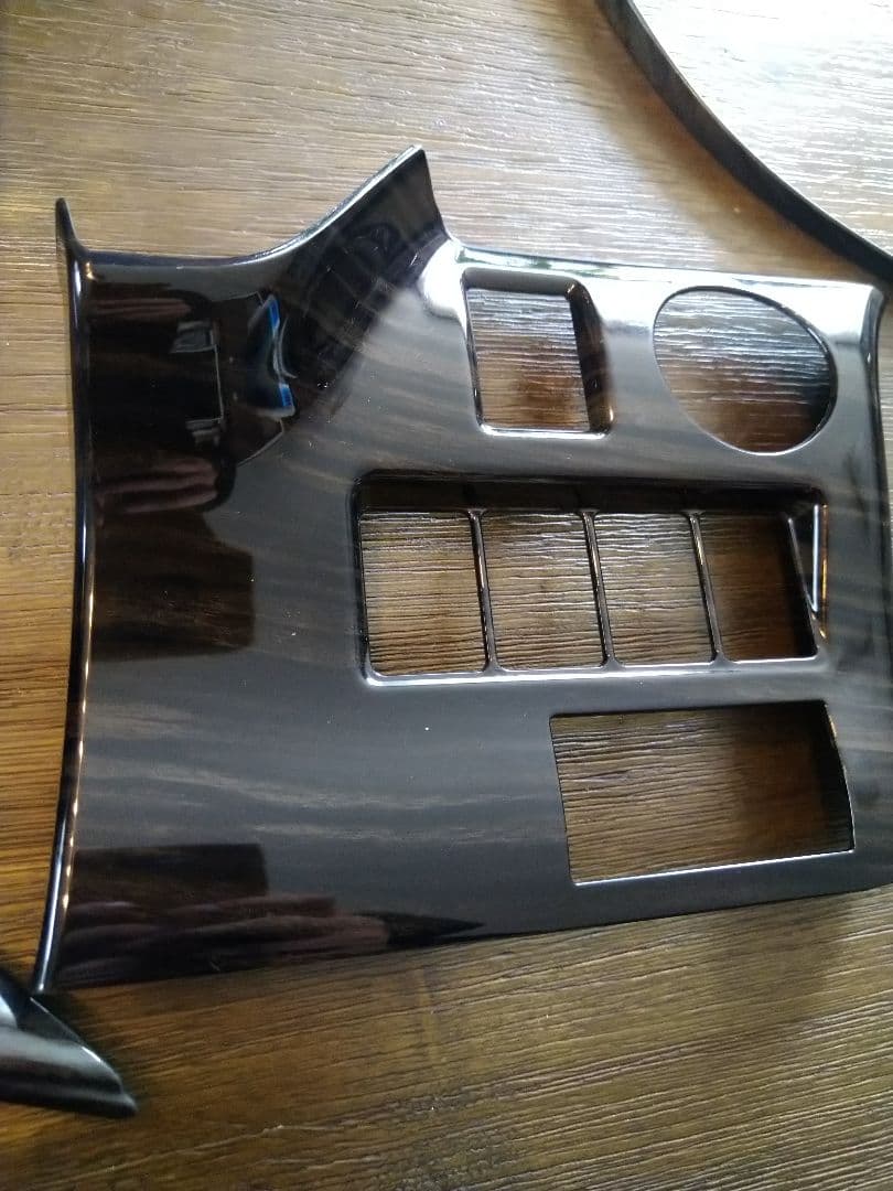 ヴォクシー８０　シルクブレイズ　インテリアパネル　黒木目