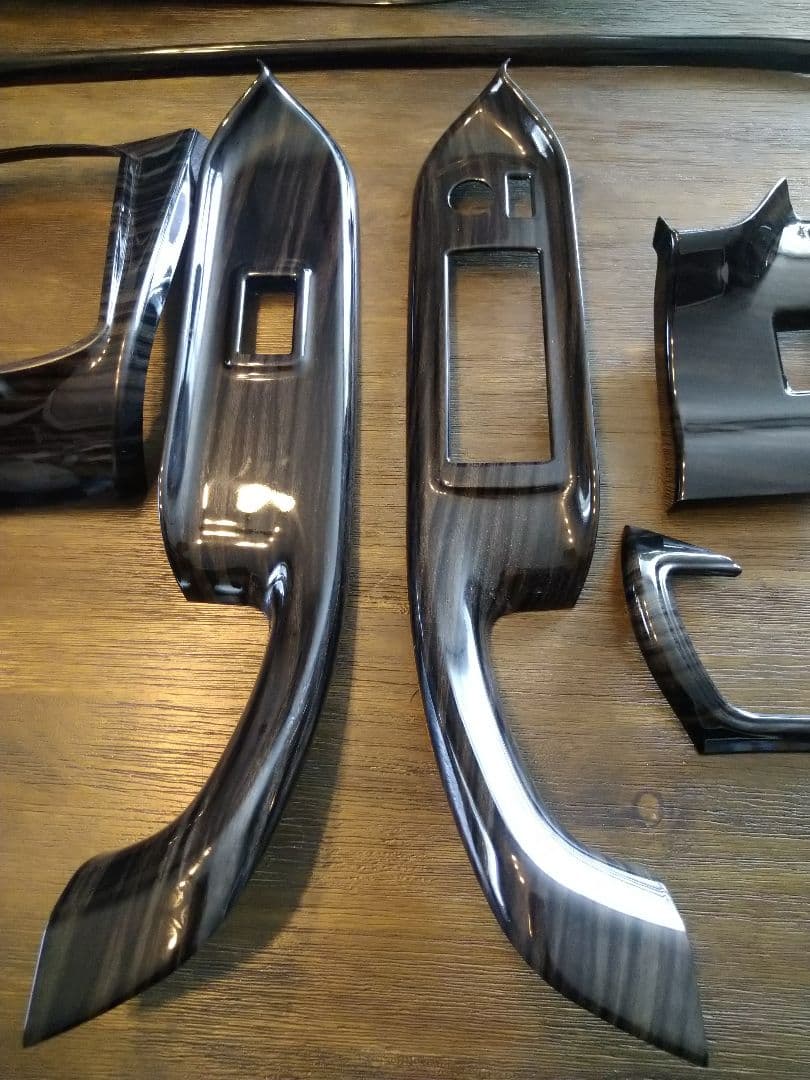 ヴォクシー８０　シルクブレイズ　インテリアパネル　黒木目