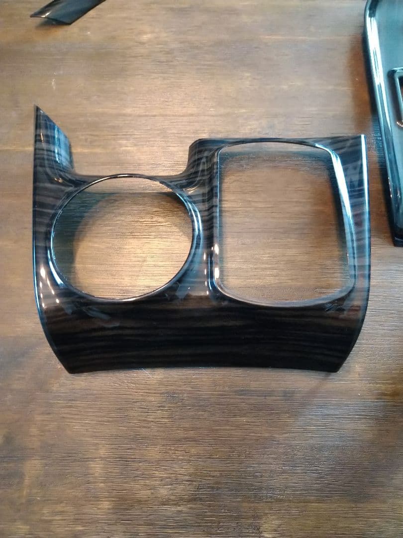 ヴォクシー８０　シルクブレイズ　インテリアパネル　黒木目