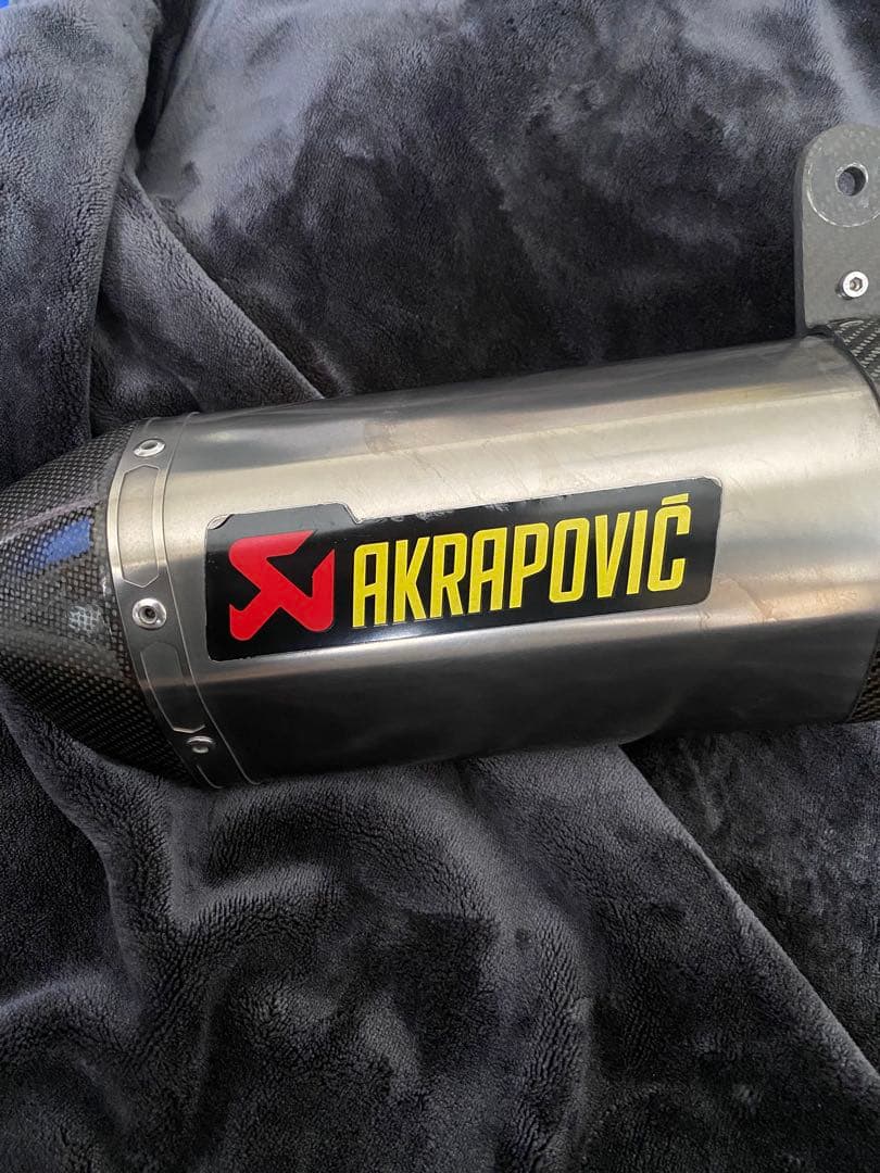 AKRAPOVIČ マフラー ステンレススチール カーボンファイバー