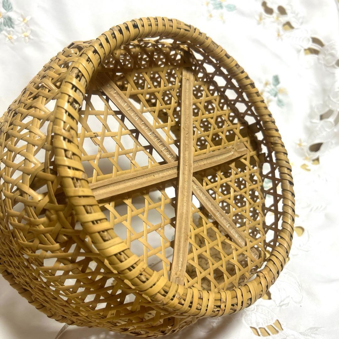 【お買い得SALE❗️】手編みの竹製の手籠 底上げしてある通気性の良いデザイン