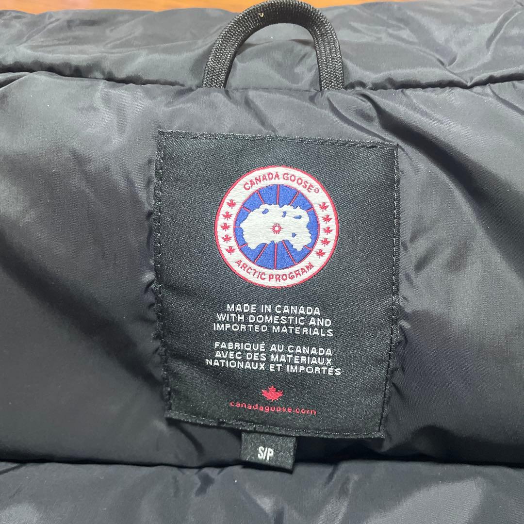 赤いノースリーブダウンベスト カナダロゴ付き