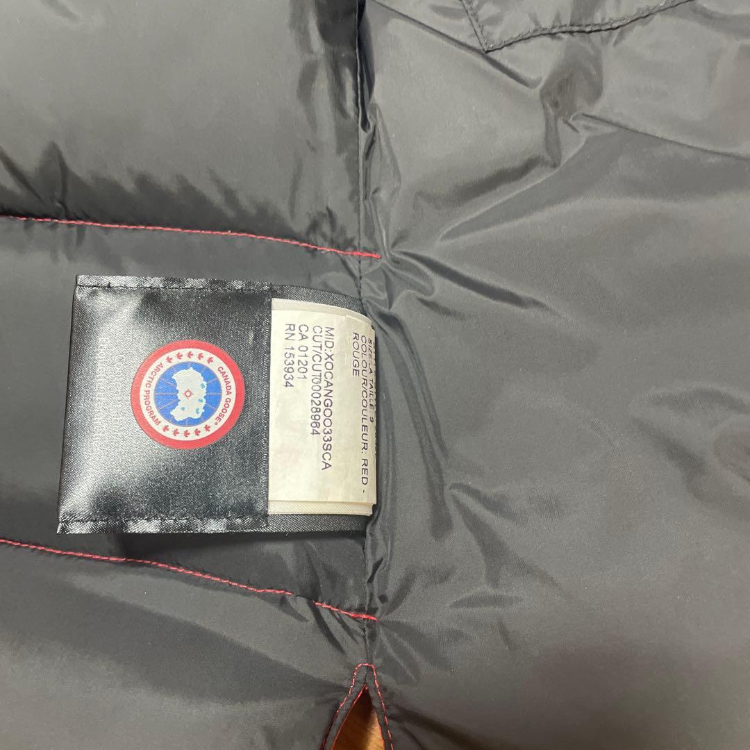 赤いノースリーブダウンベスト カナダロゴ付き