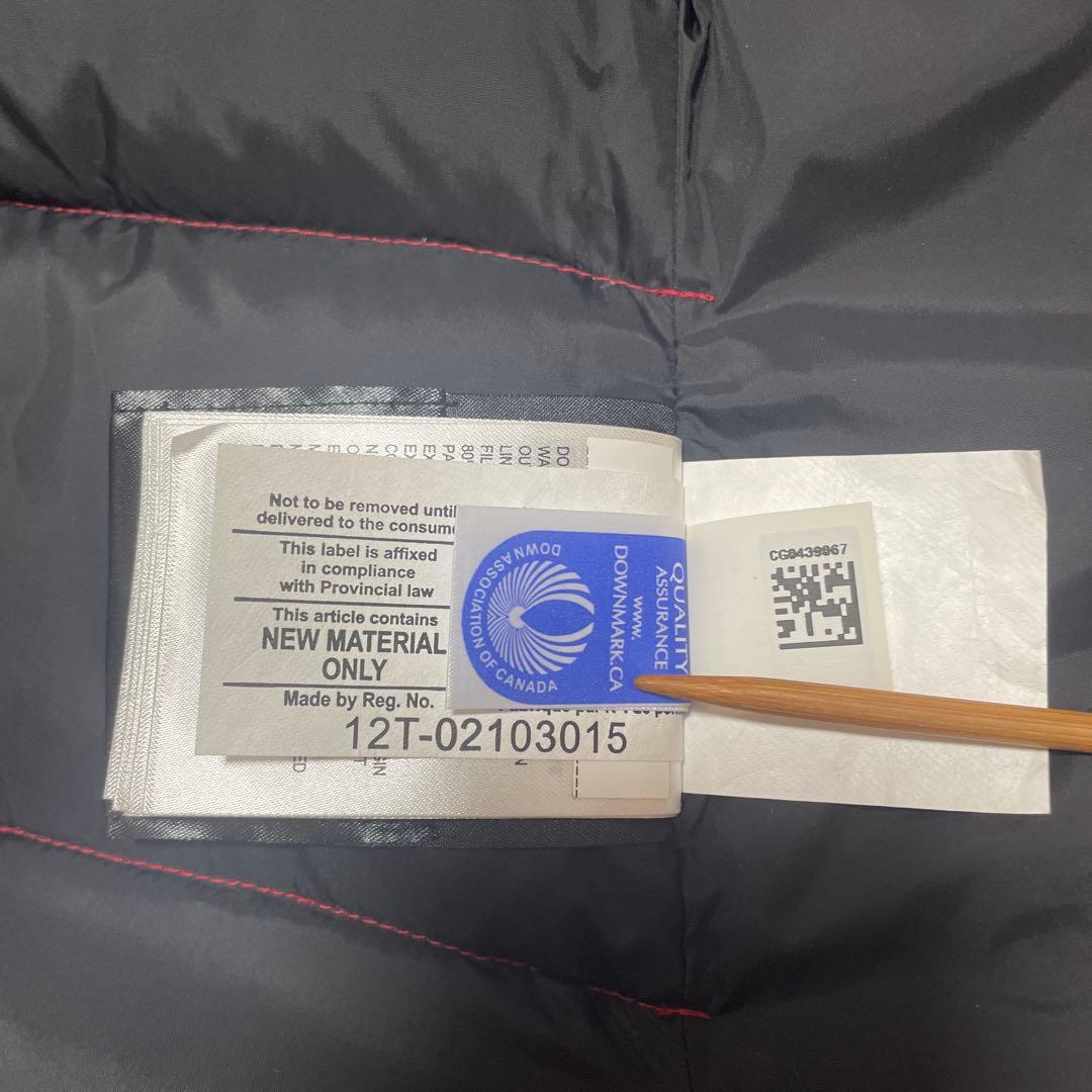 赤いノースリーブダウンベスト カナダロゴ付き