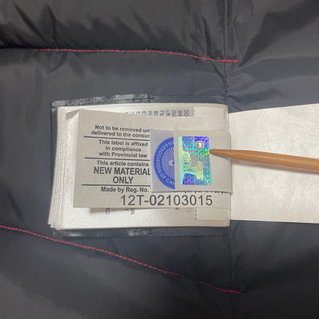 赤いノースリーブダウンベスト カナダロゴ付き