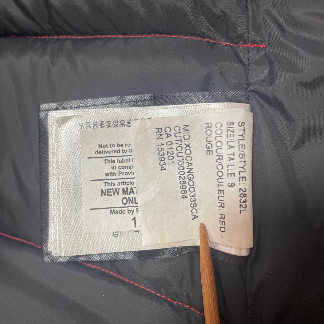 赤いノースリーブダウンベスト カナダロゴ付き