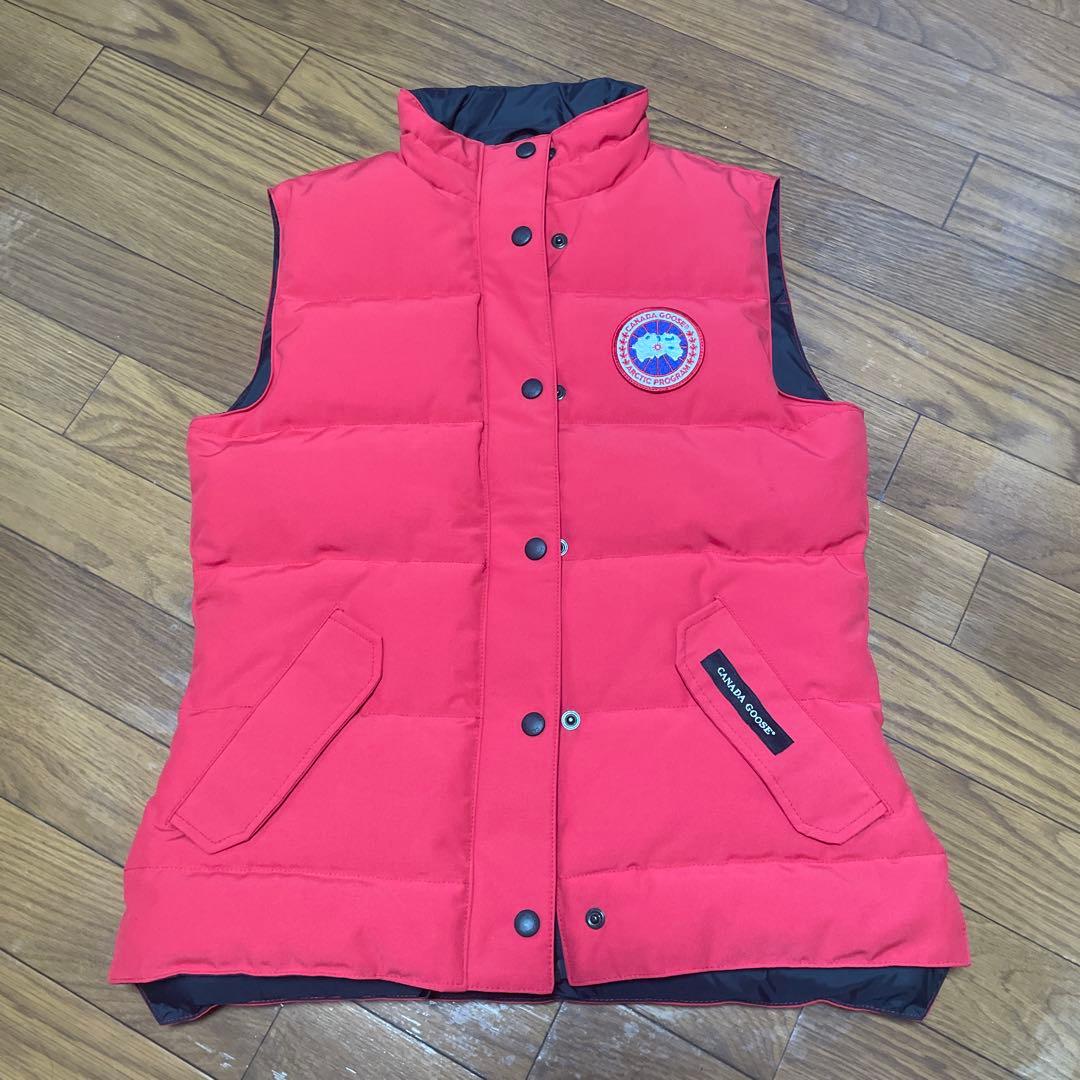 赤いノースリーブダウンベスト カナダロゴ付き