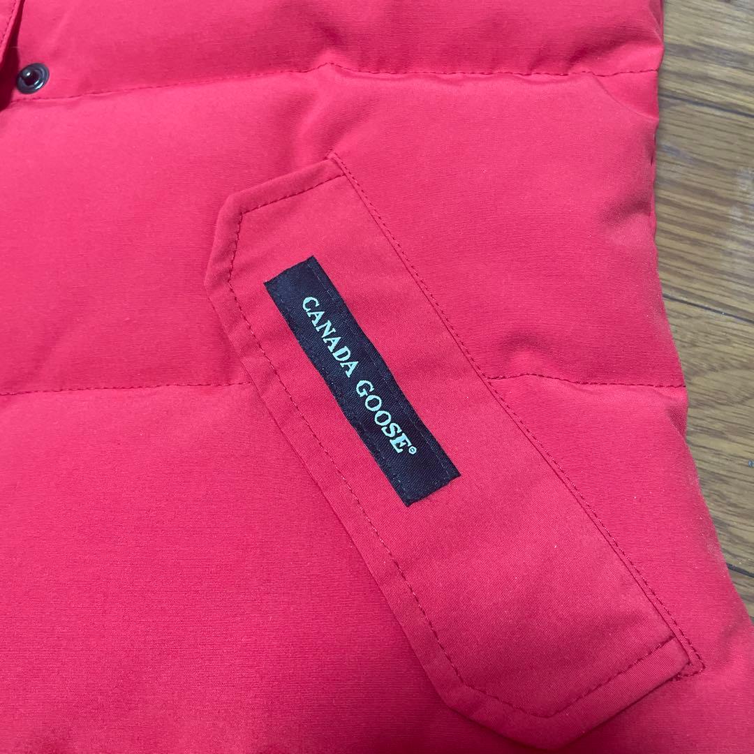 赤いノースリーブダウンベスト カナダロゴ付き