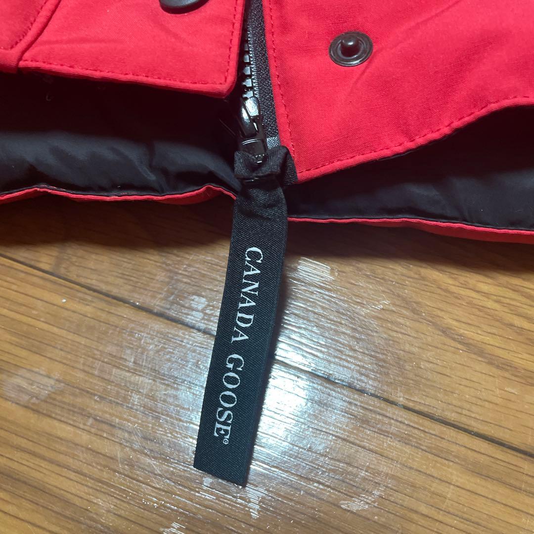 赤いノースリーブダウンベスト カナダロゴ付き