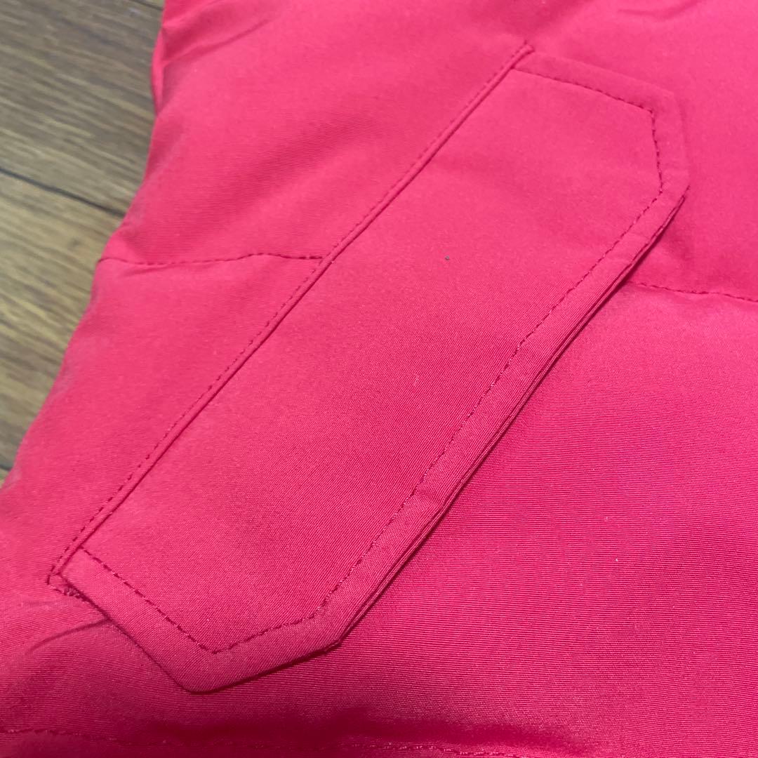 赤いノースリーブダウンベスト カナダロゴ付き