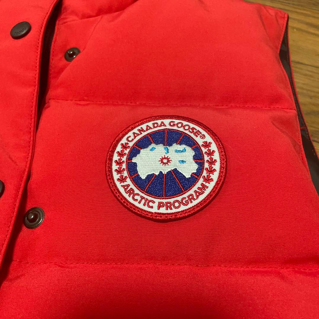 赤いノースリーブダウンベスト カナダロゴ付き