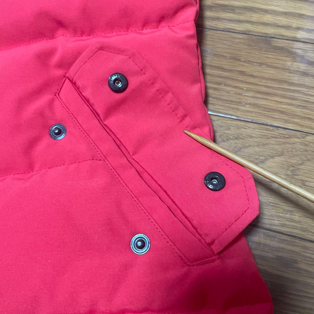 赤いノースリーブダウンベスト カナダロゴ付き