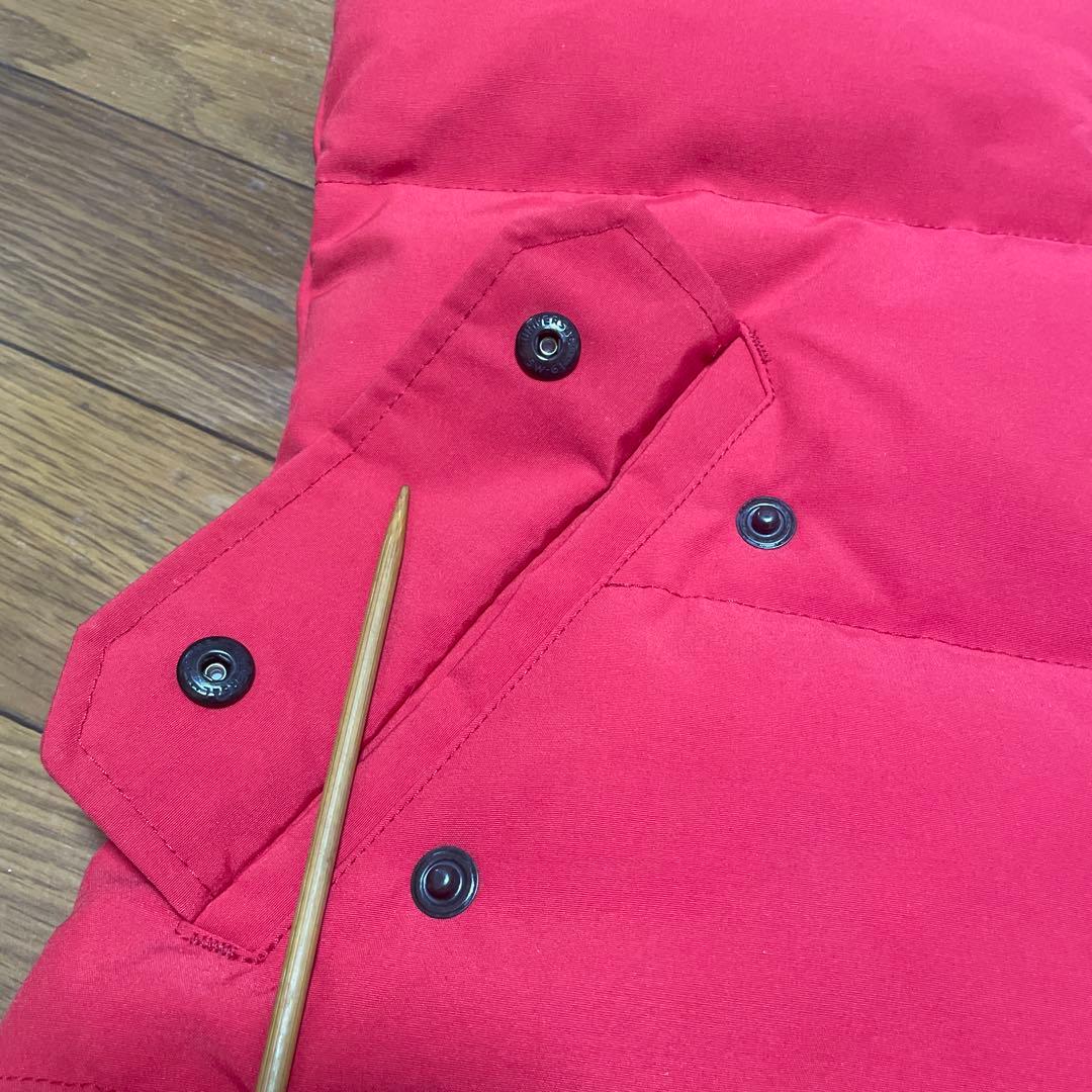 赤いノースリーブダウンベスト カナダロゴ付き