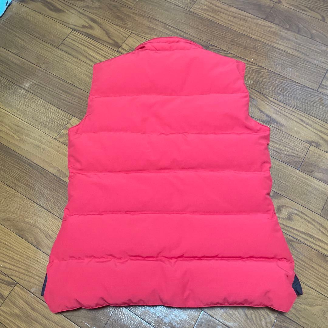 赤いノースリーブダウンベスト カナダロゴ付き