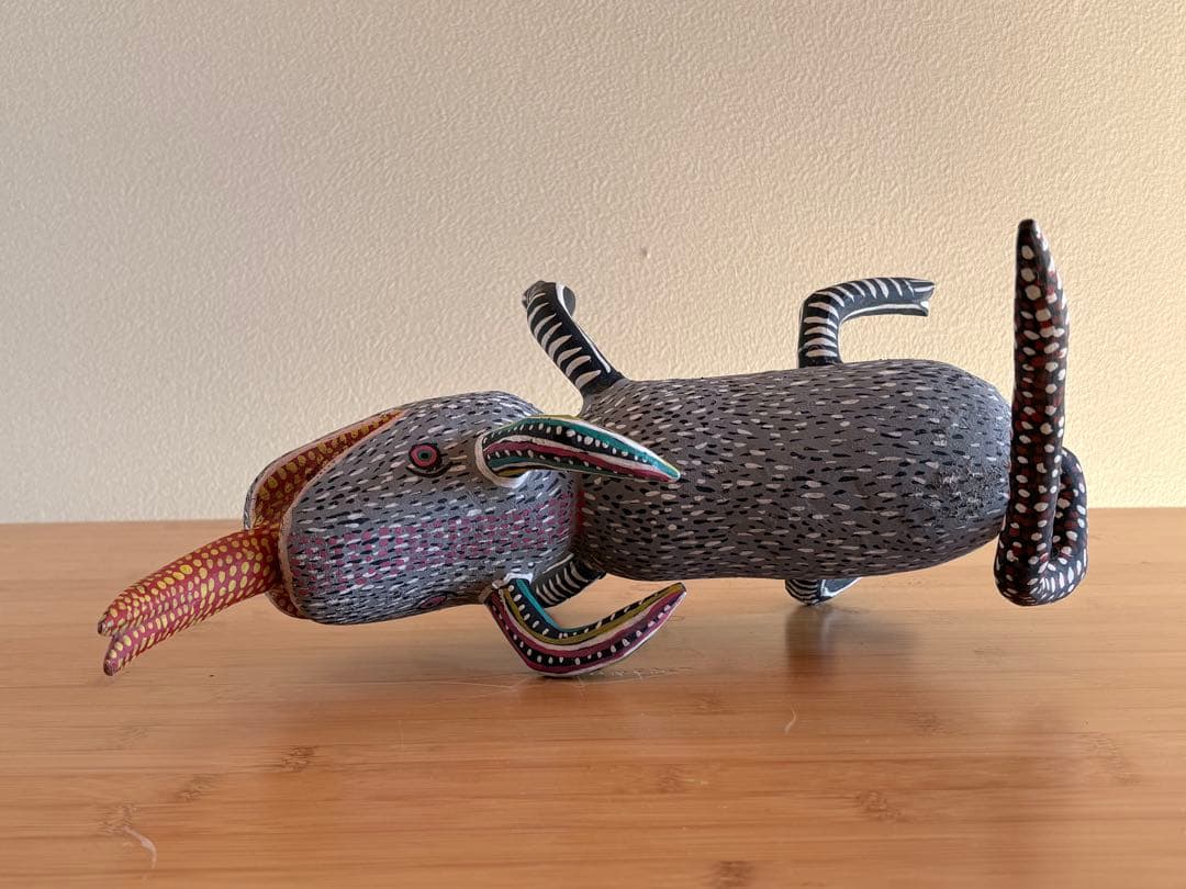 メキシコ　オアハカ製　ユニークな動物形状のオブジェ