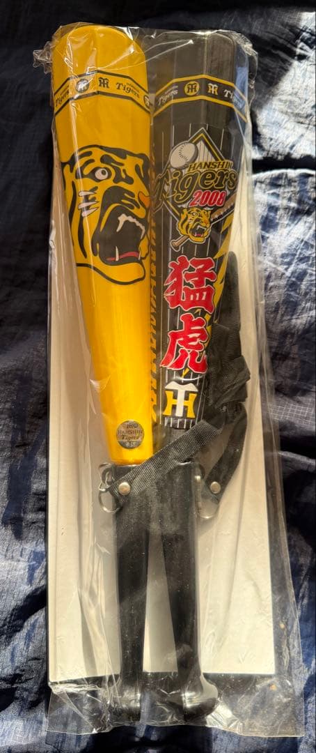 ⭐️もう販売していない新品未開封品　阪神タイガース　ユニホームとメガホンのセット‼️