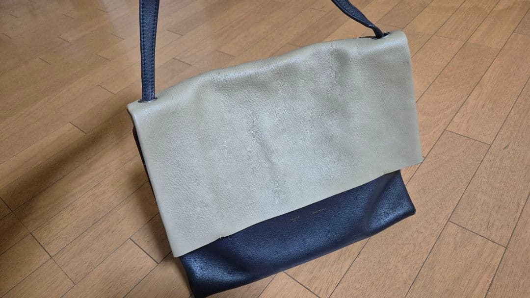 CELINE フラップ式 長財布 黒/赤