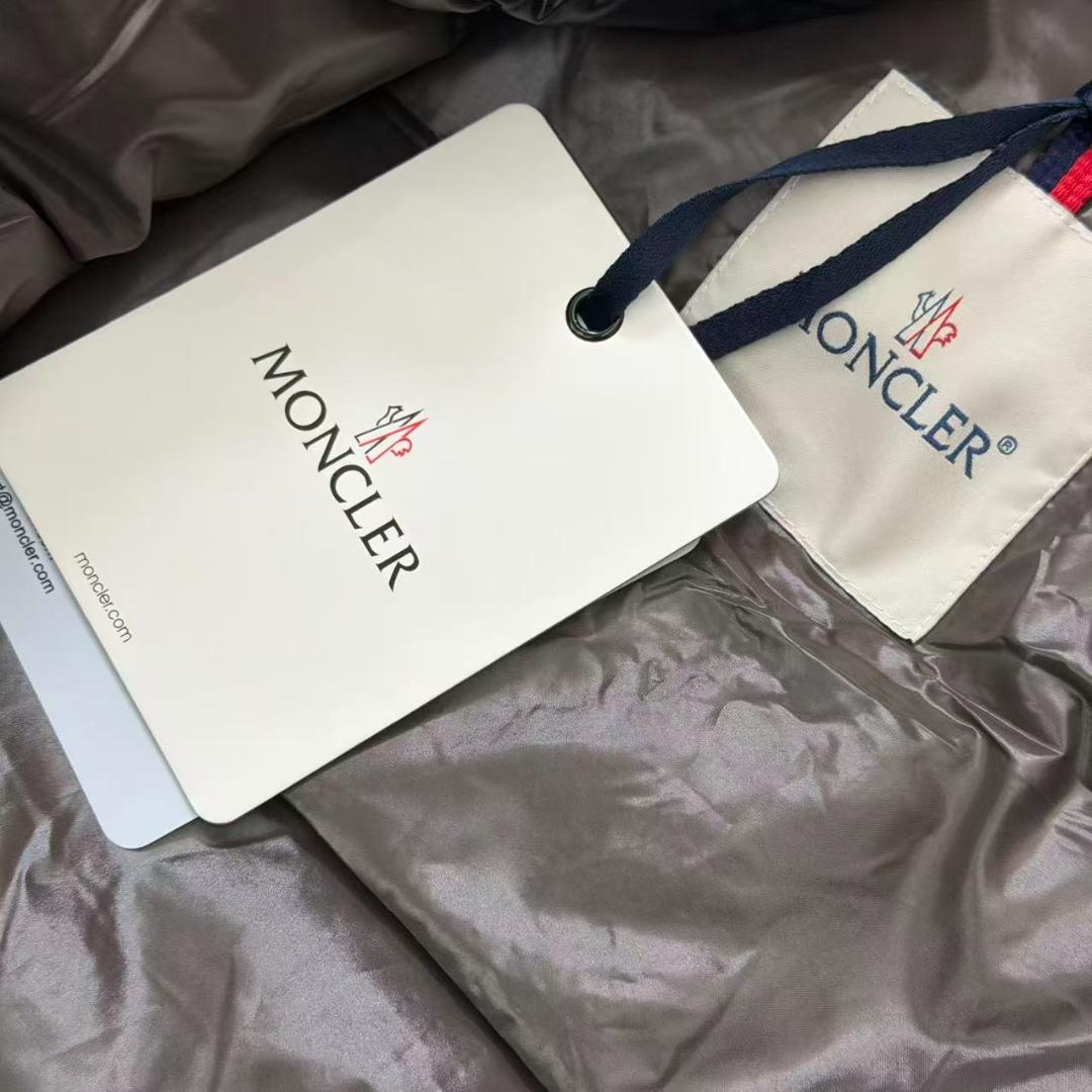 MONCLER 黒 ダウンベスト　サイズ2