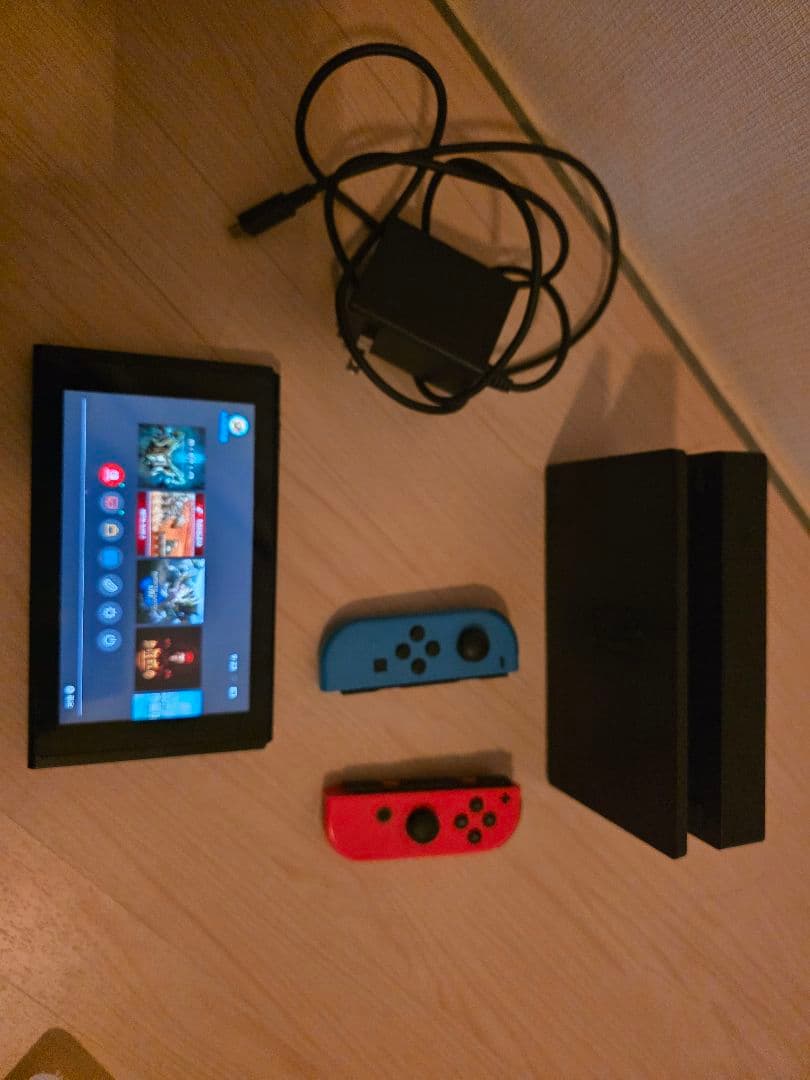 Nintendo Switch 本体 + Joy-Con（青、赤）