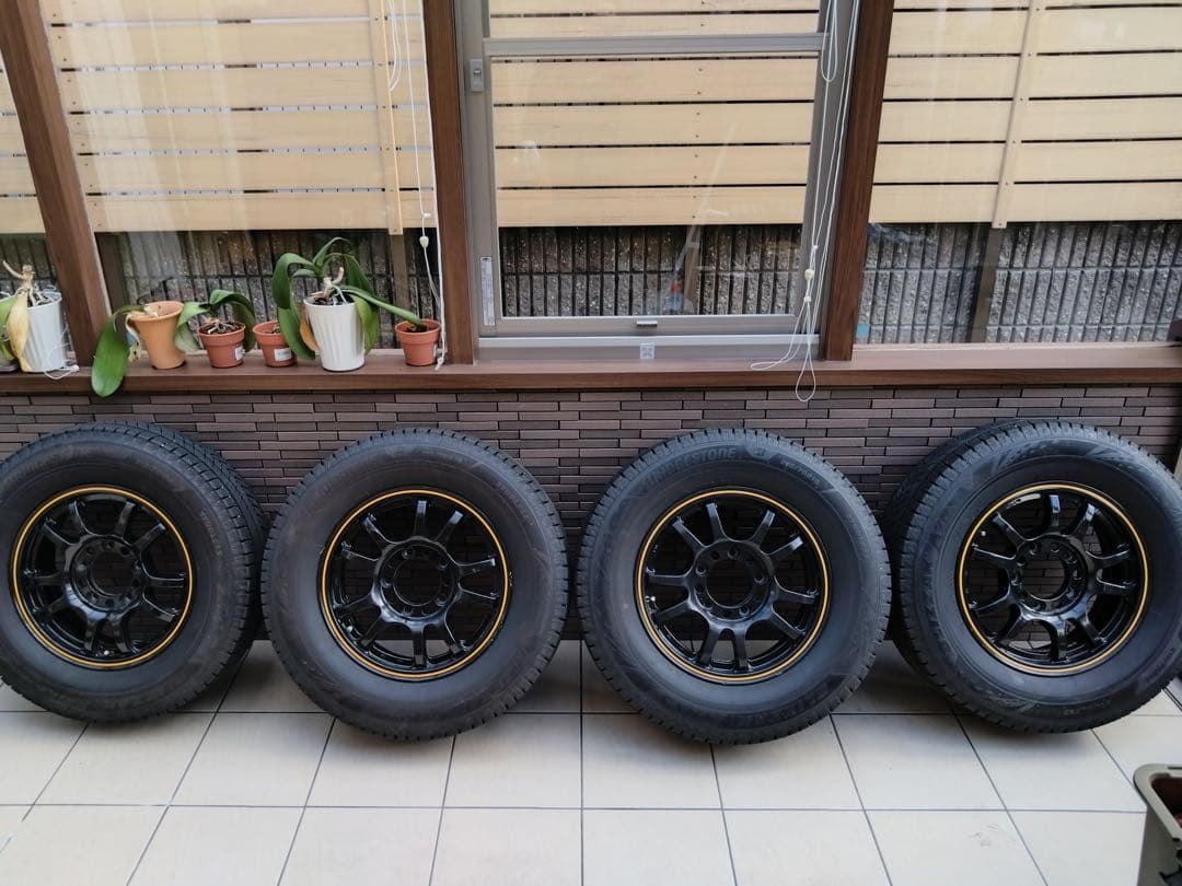 ジムニースッタットレスタイヤ　BLIZZAK VRX3