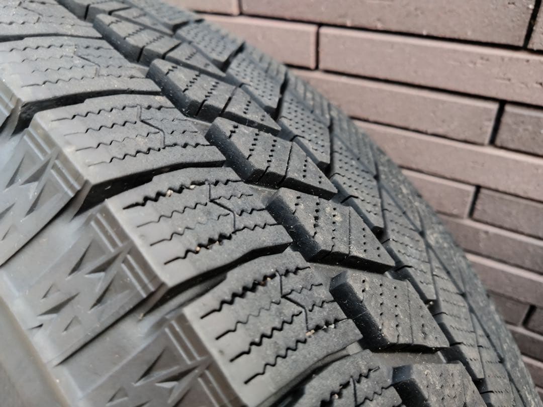 ジムニースッタットレスタイヤ　BLIZZAK VRX3