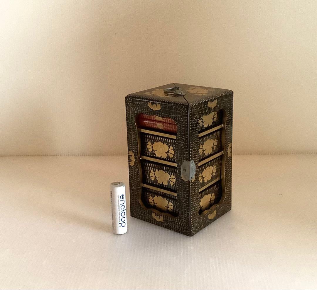 戦前の雛道具♪蒔絵三ツ葉盛上紋様手付き細工棚入御重箱♪金具にくすみ♪アンティーク