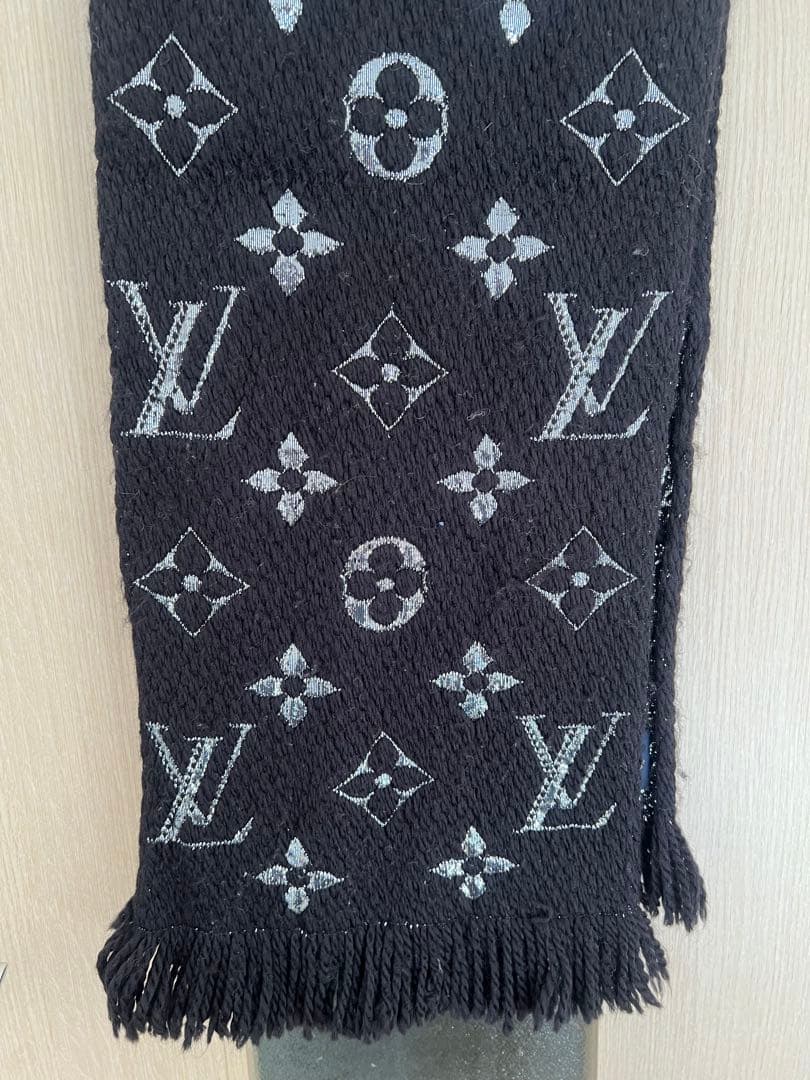 りんLouis Vuitton ロゴ入りマフラー 黒