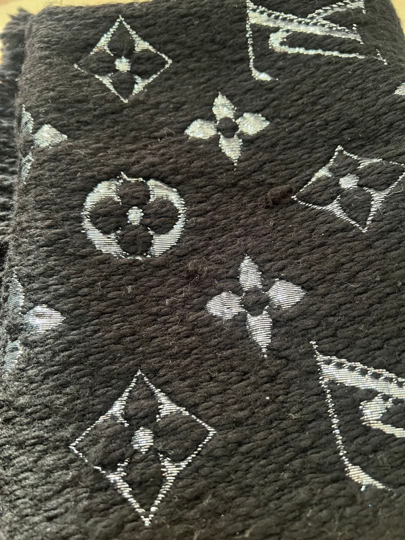 りんLouis Vuitton ロゴ入りマフラー 黒