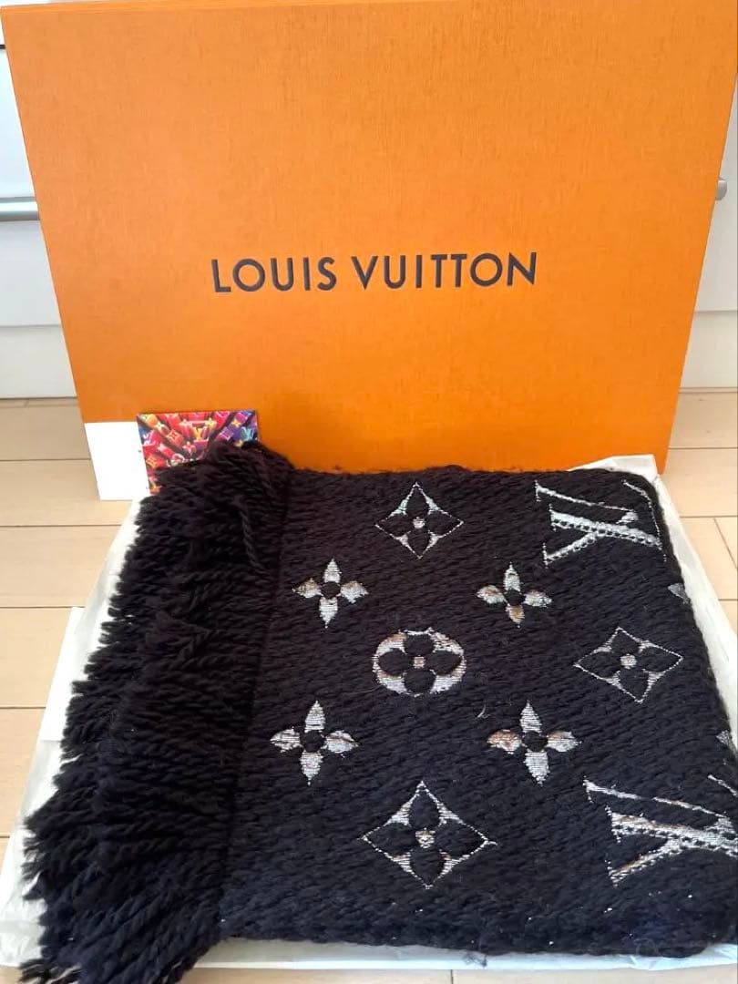 りんLouis Vuitton ロゴ入りマフラー 黒