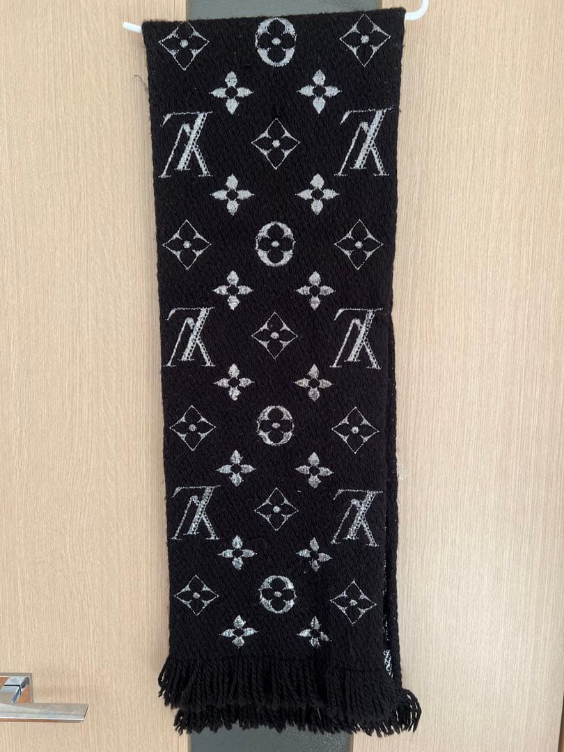 りんLouis Vuitton ロゴ入りマフラー 黒