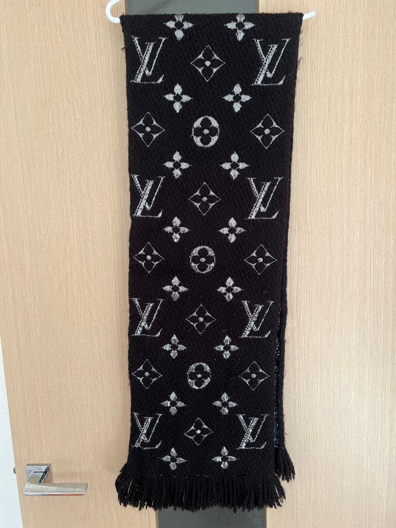 りんLouis Vuitton ロゴ入りマフラー 黒