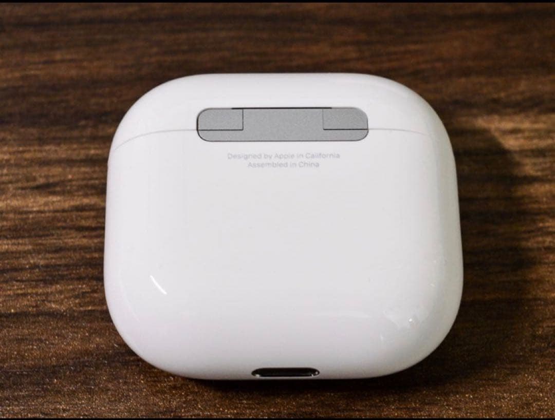 AirPods4本体 ホワイト　ノイズキャンセル機能無し