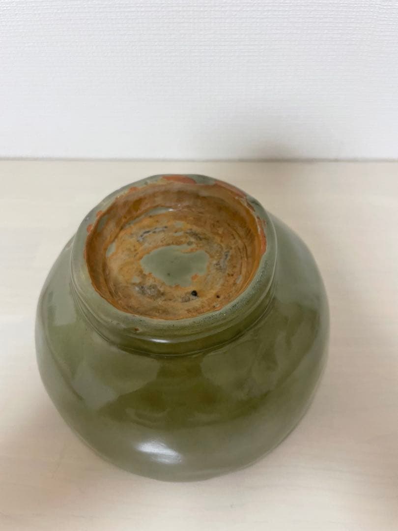 緑色 陶器製茶碗 彫刻模様