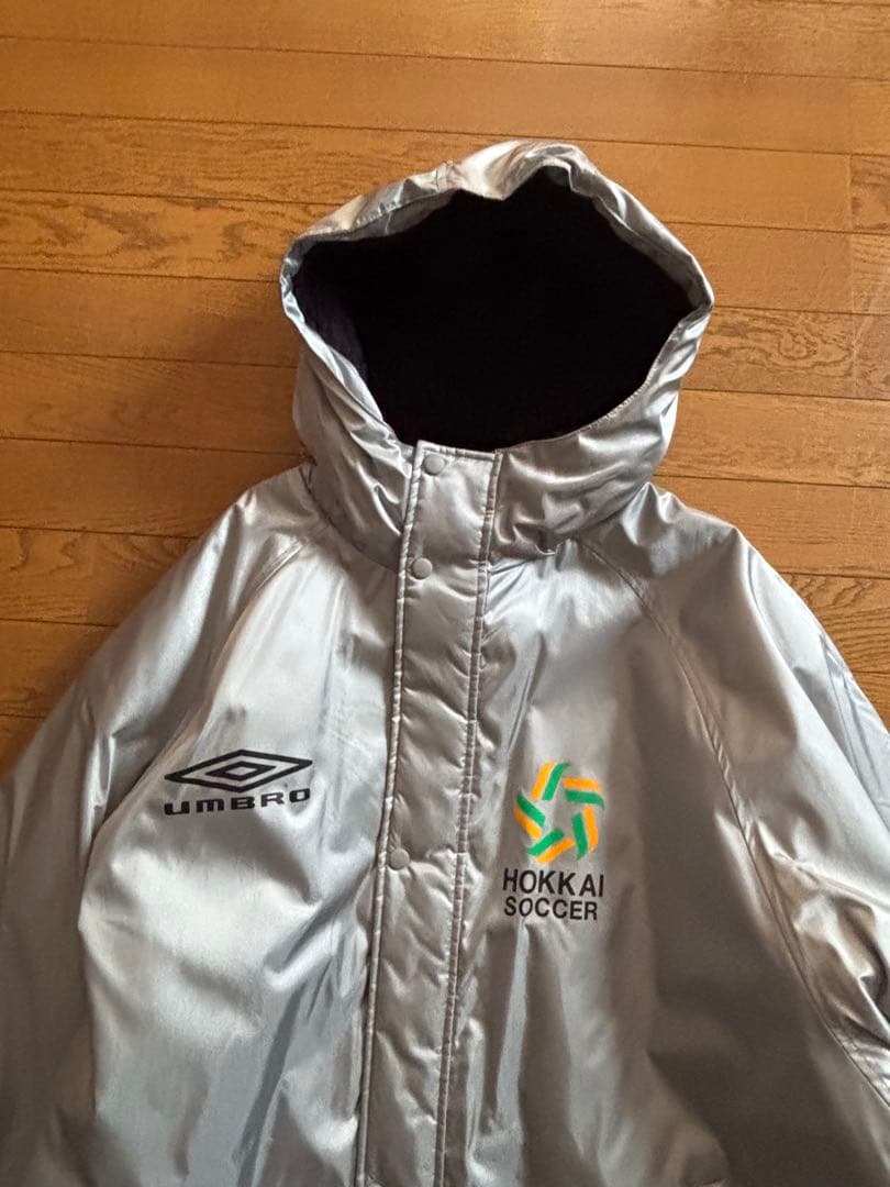 北海高校サッカー部　UMBRO 薄グレー　シルバー ベンチコート O-XO