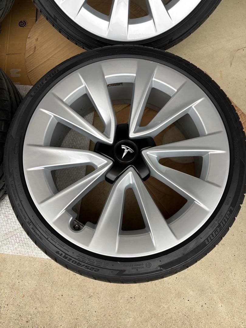 テスラモデル3 純正ホイール　バリ溝