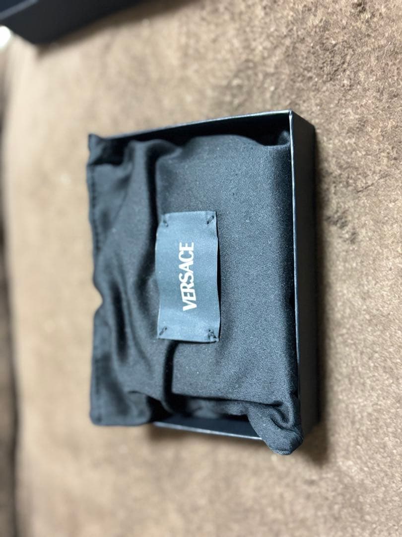 VERSACE ブラック 二つ折り財布　たいと