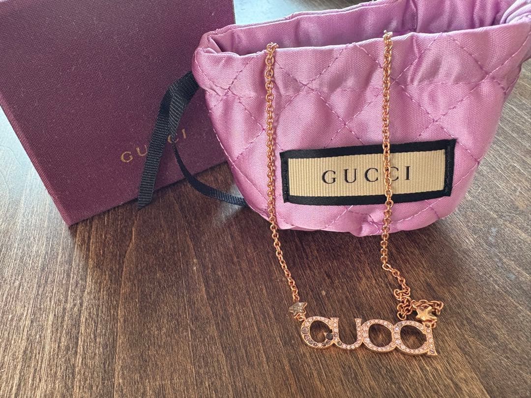 GUCCI ロゴネックレス クリスタル付き