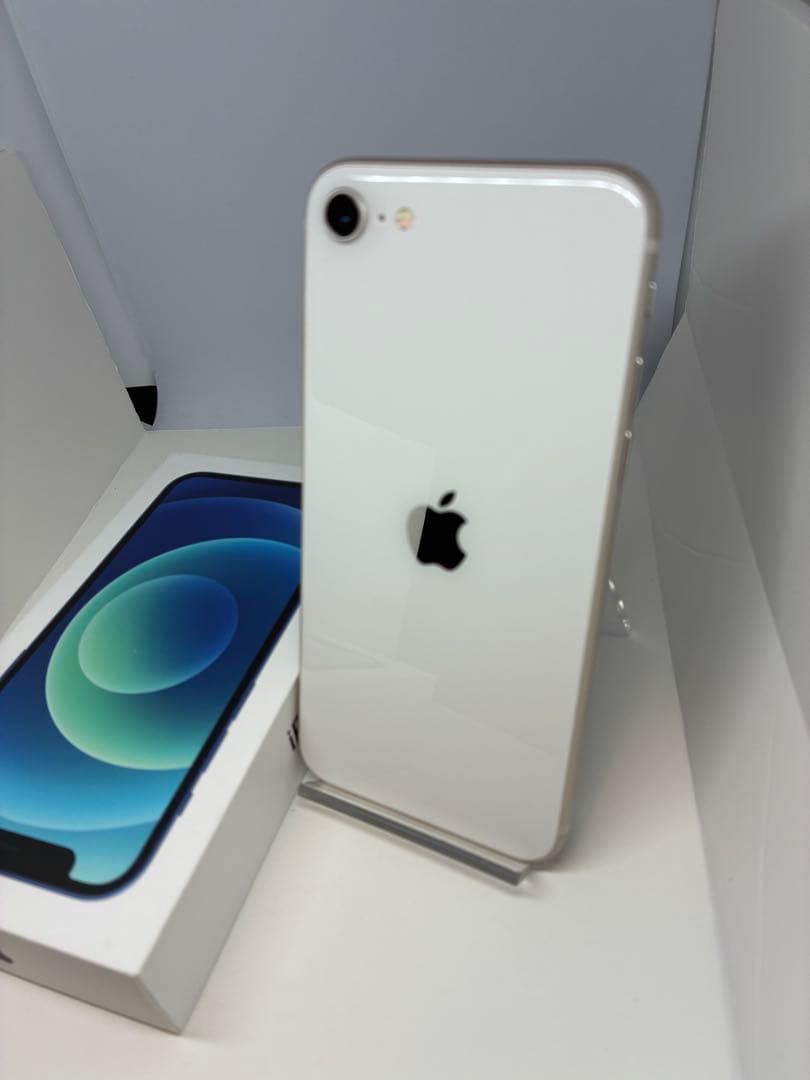 【極美品】iPhone SE3 64G スターライト　SIMフリー 新品バッテリ