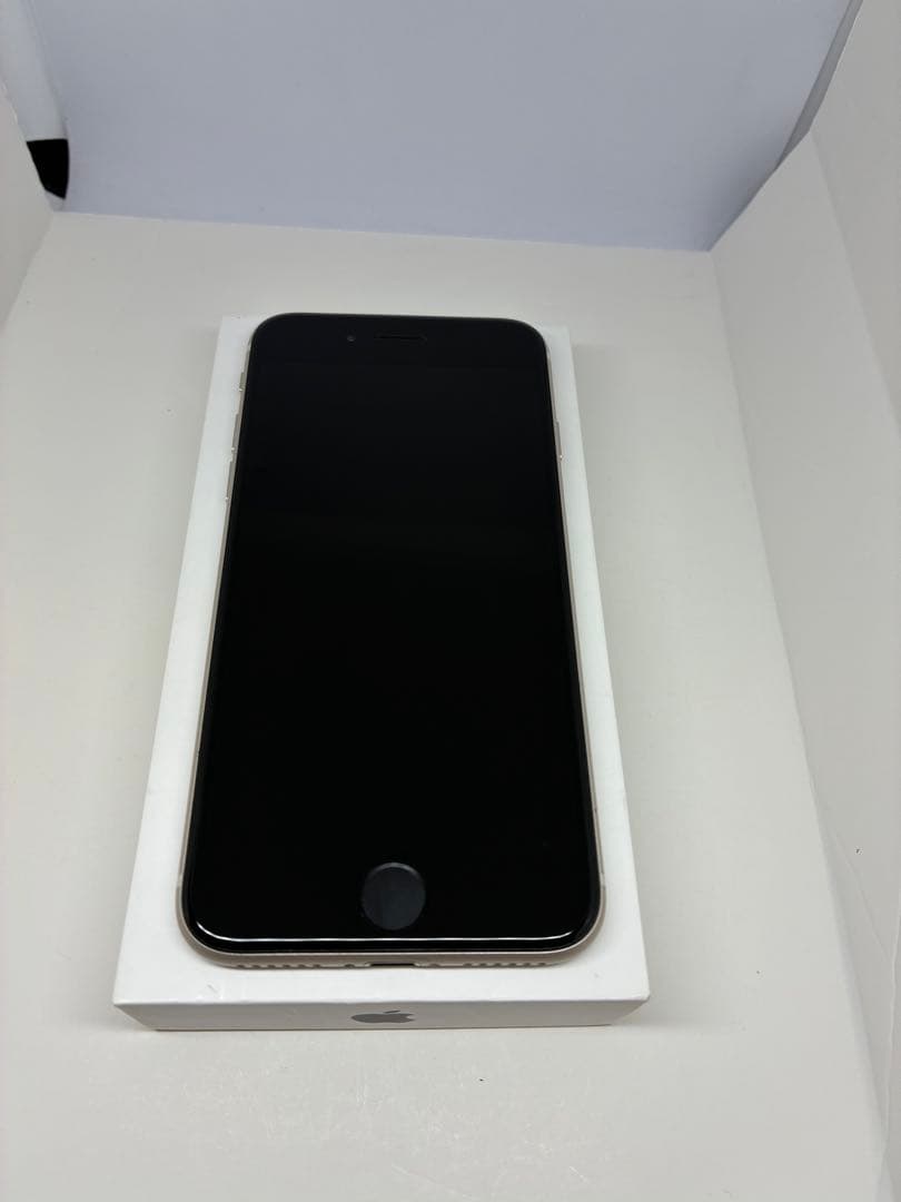 【極美品】iPhone SE3 64G スターライト　SIMフリー 新品バッテリ