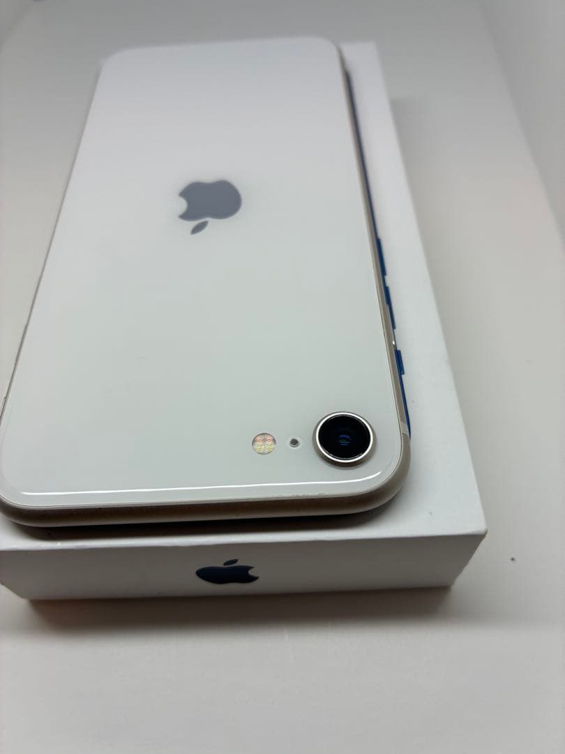 【極美品】iPhone SE3 64G スターライト　SIMフリー 新品バッテリ