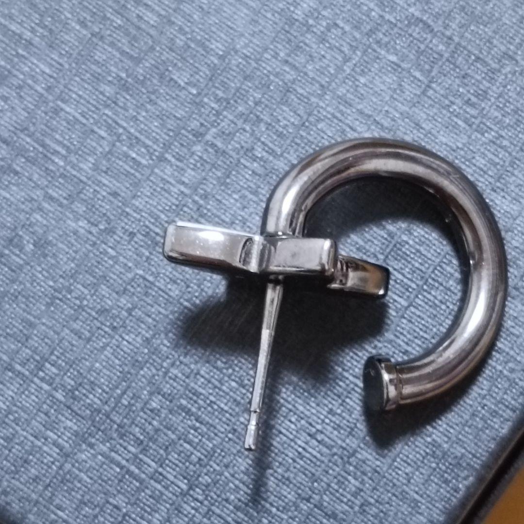 ルイヴィトン ブックル LVロゴ イニシャル 片耳ピアス