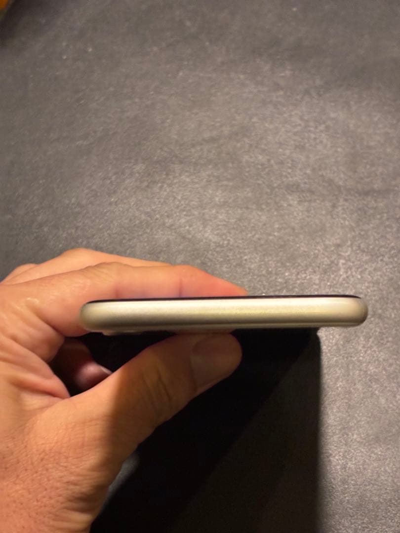 ま*ん様 iPhone se2 本体 バッテリー最大容量83% SIMフリー