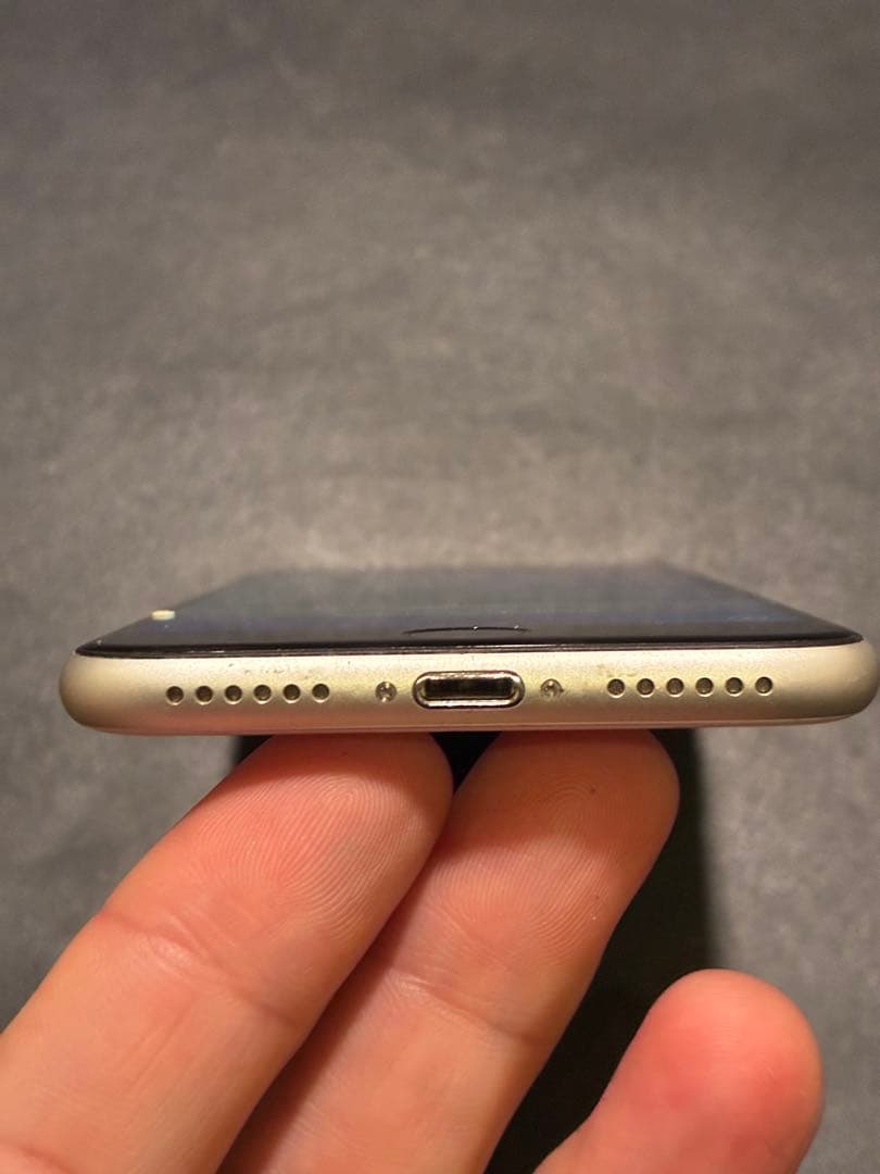 ま*ん様 iPhone se2 本体 バッテリー最大容量83% SIMフリー