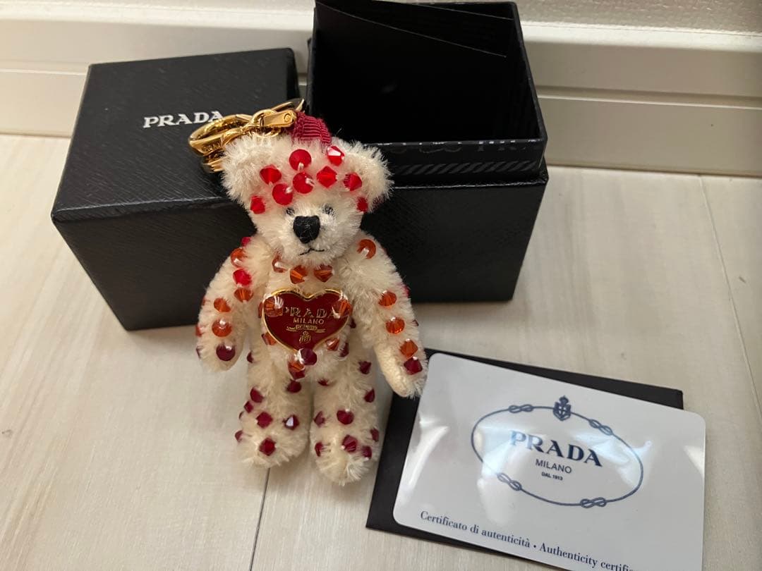 PRADA テディベア ベアトリック ロゴプレート クマモチーフ キーホルダー