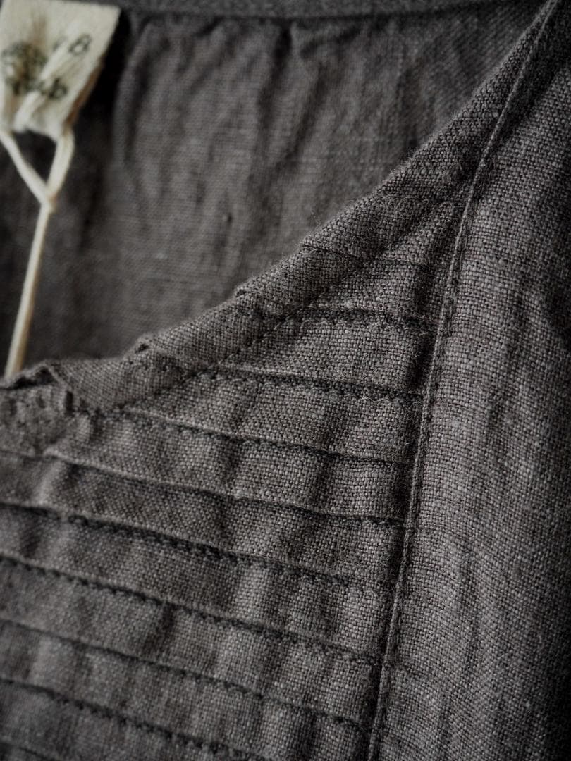 ひろみ～　チャコールグレー*縦横タックプリーツワンピース　麻1070