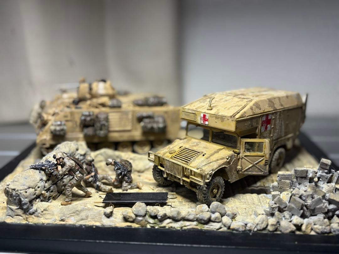 戦車　ジオラマ　1/35 デザートワゴン　軍用車両ambulanceと兵士