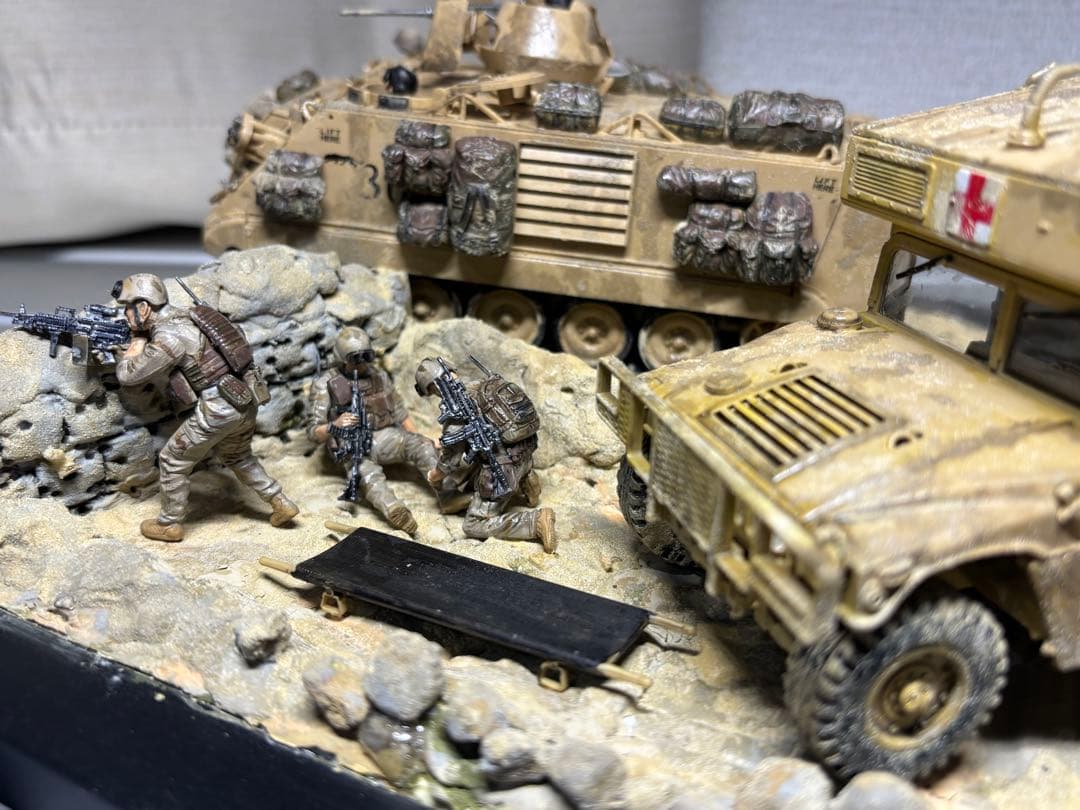 戦車　ジオラマ　1/35 デザートワゴン　軍用車両ambulanceと兵士