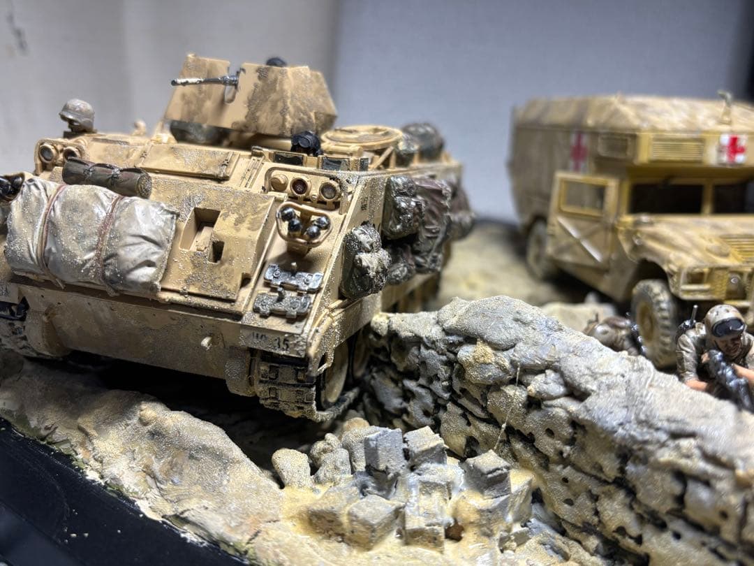 戦車　ジオラマ　1/35 デザートワゴン　軍用車両ambulanceと兵士