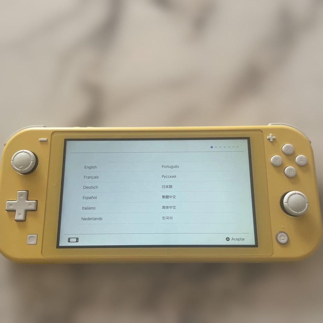 任天堂　Switch light 本体